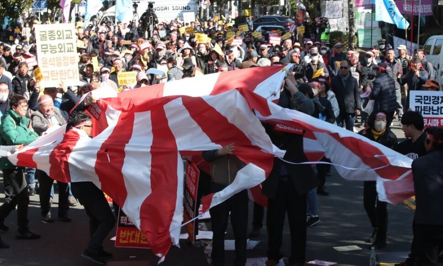 일본 후쿠시마 핵오염수 방류 반대를 위한 농어민 단체의 결의대회가 28일 오후 제주도청앞에서 열려 집회를 마친 참석자들이 군국주의를 상징하는 욱일기를 찍는 상징의식을 하고 있다. 이정용 선임기자 lee312@hani.co.kr